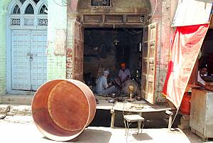 La fabrication artisanale traditionnelle d’ustensiles en laiton et en cuivre des Thatheras de Jandiala Guru, Penjab, Inde