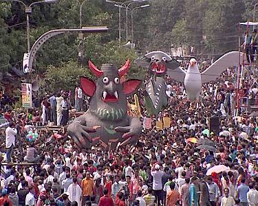 A colossal monster breathing out menacingly is seen in Mangal Shobhajatra on Pahela Baishakh. It also signifies the sinister forces. Véase mas sobre el elemento
