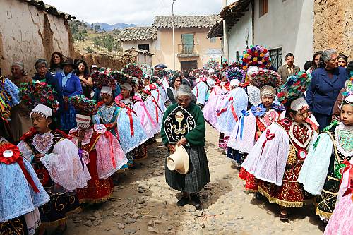 Pallas is a traditional dance of Corongo in which women and girls dance in honor of St. Pater. This dance is part of the celebrations promoted by the water judges