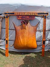 Le procédé traditionnel de préparation de l’aïrag dans un khokhuur et les coutumes associées