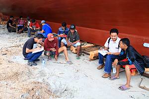Le pinisi, art de la construction navale en Sulawesi du sud