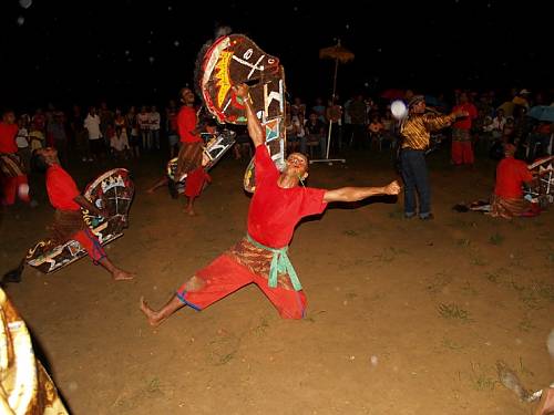 Jaran Kepang: Surinamese Javanese dance, danced by young men on plaited bamboo horses 
 

