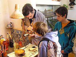 Craftmanship of Estremoz clay figures