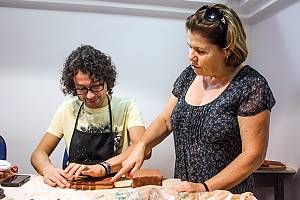 Craftmanship of Estremoz clay figures