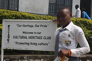 Dans les écoles ougandaises, des associations dédiées au patrimoine offrent aux jeunes la possibilité de renouer avec leurs traditions