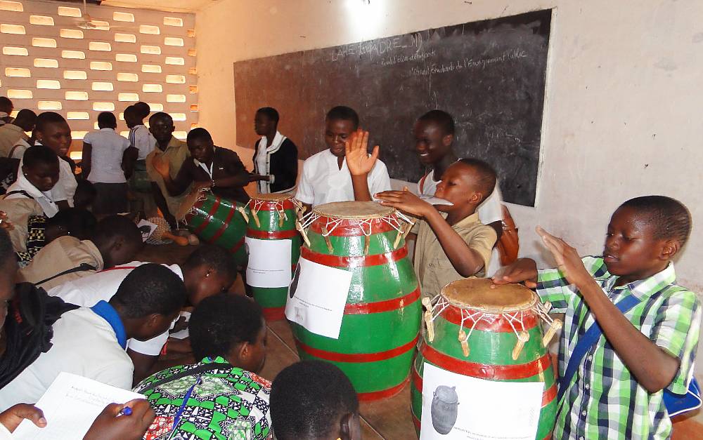 Animation pédagogique et culturelle autour des instruments de musique traditionnels de la région maritime, sud Togo, organisée au lycée de Tsévié ville