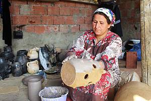 Pottery skills of the women of Sejnane