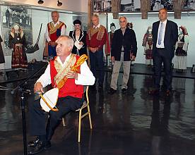 Singing to the accompaniment of the Gusle