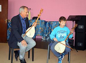 Singing to the accompaniment of the Gusle