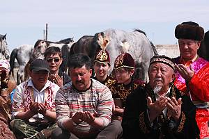 Les rites festifs traditionnels printaniers des éleveurs de chevaux kazakhs