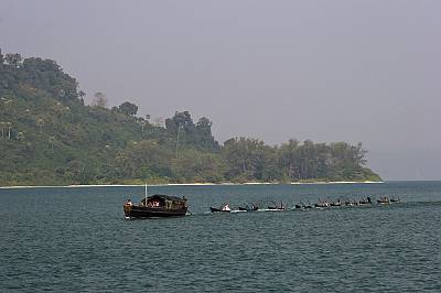 Kabang pulling canoes