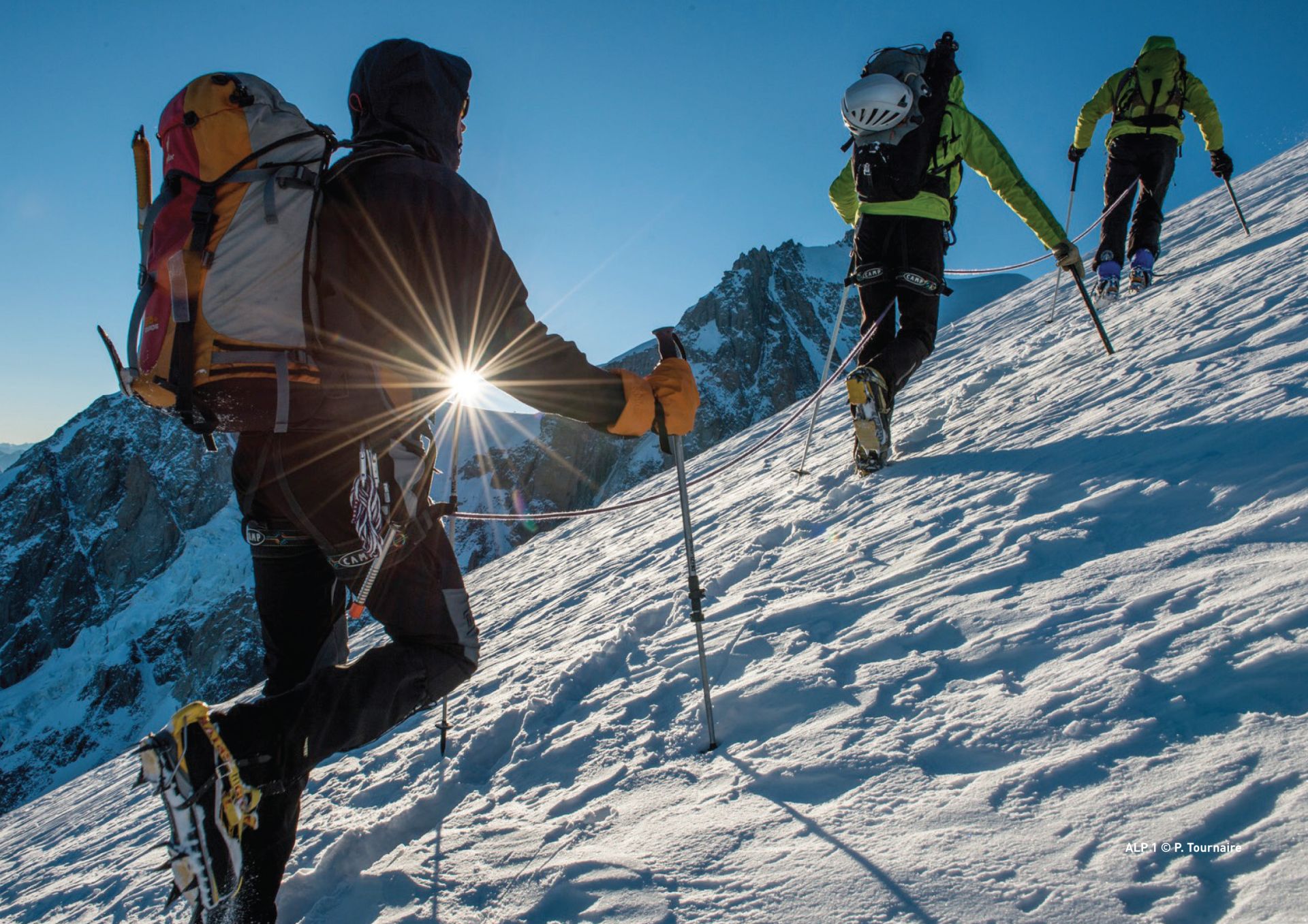 Cordée d'alpinistes en direction du sommet du mont Blanc