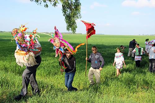 The way to the field with the ritual bread 'Karahod'