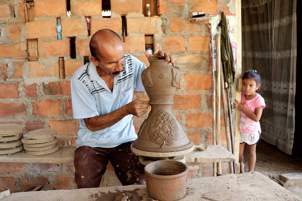 Master potter Herberto Ramírez, the last potter of Mompox, has dedicated himself to the transmission of his knowledge among the new generations, so this traditional craft does not disappear with him
