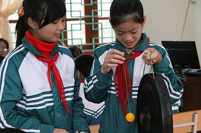 Students use a traditional Muong gong to explore oscillation in physics class
