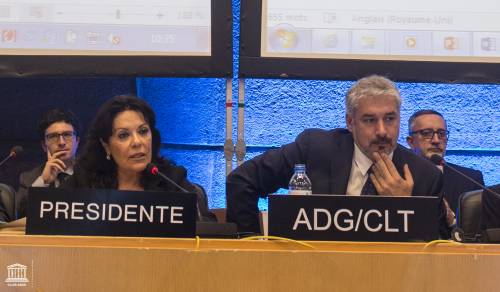 La Excma. Sra. Vincenza Lomonaco, presidenta de la séptima reunión, y el Sr. Ernesto Ottone Ramírez, subdirector general de Cultura