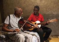 Sr. Olímpio, violin player, and Manel Caloti, ten strings guitar, performing ancient mornas