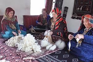 Traditional turkmen carpet making art in Turkmenistan