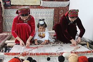 Traditional turkmen carpet making art in Turkmenistan