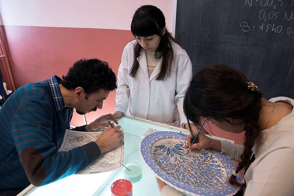 Etudiante décorant une assiette dans une école professionnelle supérieure
dans une université à İznik (Bursa)