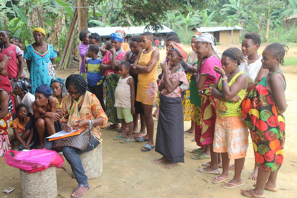 Filles et femmes Baka