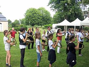 Musical art of horn players, an instrumental technique linked to singing, breath control, vibrato, resonance of place and conviviality