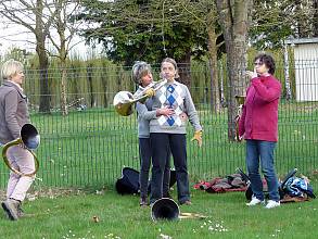 Musical art of horn players, an instrumental technique linked to singing, breath control, vibrato, resonance of place and conviviality
