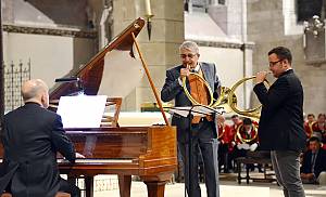 Musical art of horn players, an instrumental technique linked to singing, breath control, vibrato, resonance of place and conviviality