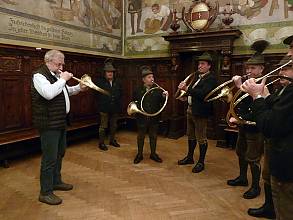 Musical art of horn players, an instrumental technique linked to singing, breath control, vibrato, resonance of place and conviviality