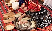 Groupes de femmes roulant le couscous d'un mariage à (Algérie)