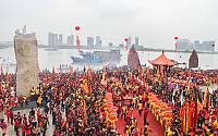 On 2 November, 2016, people of Lyucuo Community (Tong’an District, Xiamen, China), conducted the ritual for welcoming Ong Yah at the Yingwang Square near the northeast coast.