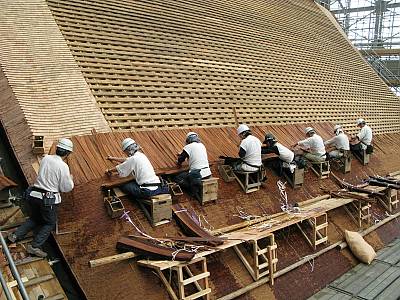 Un grupo de artesanos recubre un techo con madera de ciprés japonés Véase mas sobre el elemento