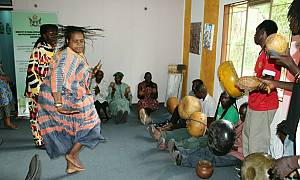 L’art de fabriquer et de jouer la mbira/sanza, lamellophone traditionnel au Malawi et au Zimbabwe