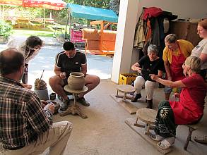 La fabrication de la poterie de Zlakusa, poterie au tour manuel dans le village de Zlakusa