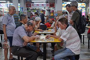 La culture des hawkers à Singapour, les pratiques culinaires et de restauration en communauté dans un contexte urbain multiculturel