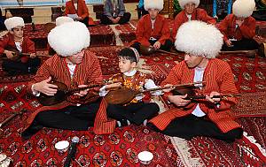 La fabrication artisanale du dutar et l’art de pratiquer la musique traditionnelle associée au chant