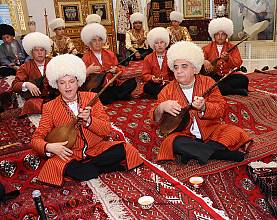 La fabrication artisanale du dutar et l’art de pratiquer la musique traditionnelle associée au chant
