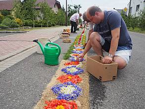 La tradición de los tapices florales para las procesiones del Corpus Christi