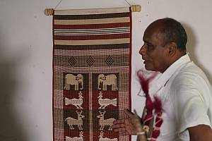Traditional craftsmanship of making Dumbara Ratā Kalāla