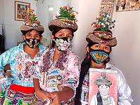 Traditional artists Venuca Evanan, Violeta Quispe Yupari and her mother Gaudencia Yupari have developed over the last few weeks a prototype mask that contains traditional designs based on the heritage of the Ayacucho region.
