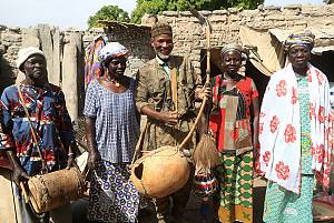 Les pratiques et expressions culturelles liées au "M'bolon", instrument de musique traditionnel à percussion
