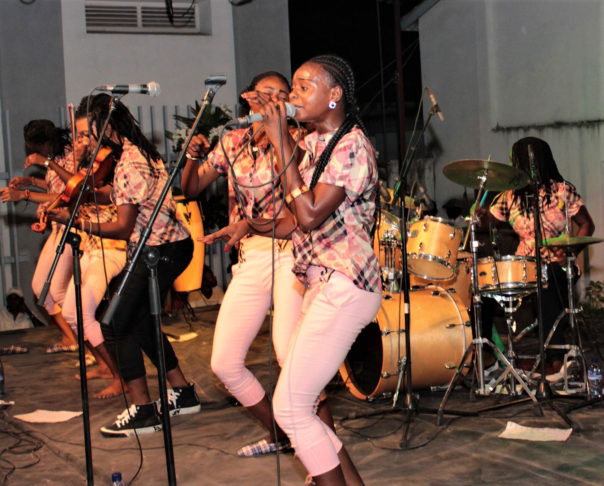 Le groupe Nkento Bakaji constitué d'artistes féminines au Festival Rumba Parade