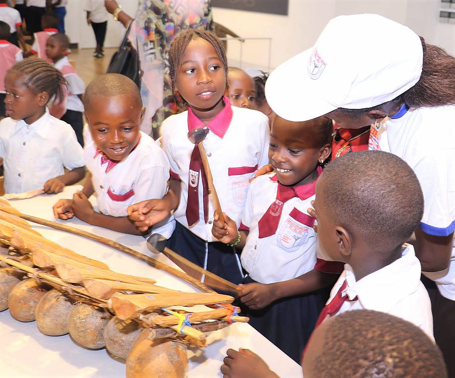 Visite par les élèves du Musée national de la République démocratique du Congo. Apprentissage de l'un des instruments traditionnels utilisés pour la Rumba congolaise