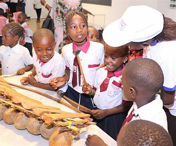 Visite par les élèves du Musée national de la République démocratique du Congo. Apprentissage de l'un des instruments traditionnels utilisés pour la Rumba congolaise Visite par les élèves du Musée national de la République démocratique du Congo. Apprentissage de l'un des instruments traditionnels utilisés pour la Rumba congolaise