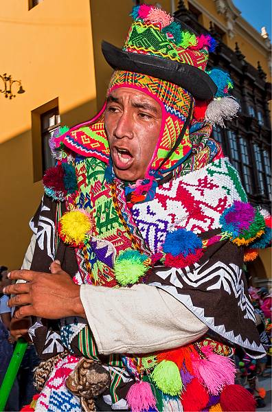 Desfile durante las celebraciones del carnaval de Ayacucho.
