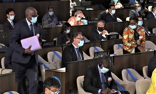 El Excmo. Sr. Amara Camara dirigiéndose al estrado para presidir los debates de la octava reunión de la Asamblea General