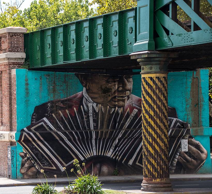Street mural in homage to Tango and bandoneon.