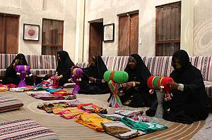 Al talli, savoir-faire traditionnels de la broderie aux Émirats arabes unis
