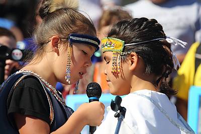 Jóvenes inuits practicando el canto de garganta