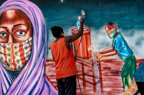 Pintura mural de concienciación frente a la COVID-19 realizada en Mwananyamala (Tanzania) en colaboración con artistas locales.